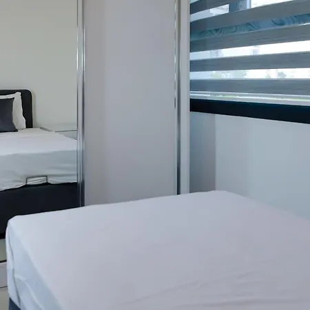 Ground Garden & Pool View Spacious At Caesar & Apartamento Famagusta (Northern Cyprus)