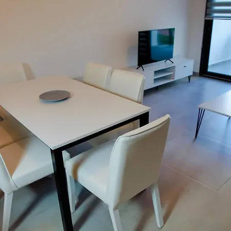 Ground Garden & Pool View Spacious At Caesar & Apartman